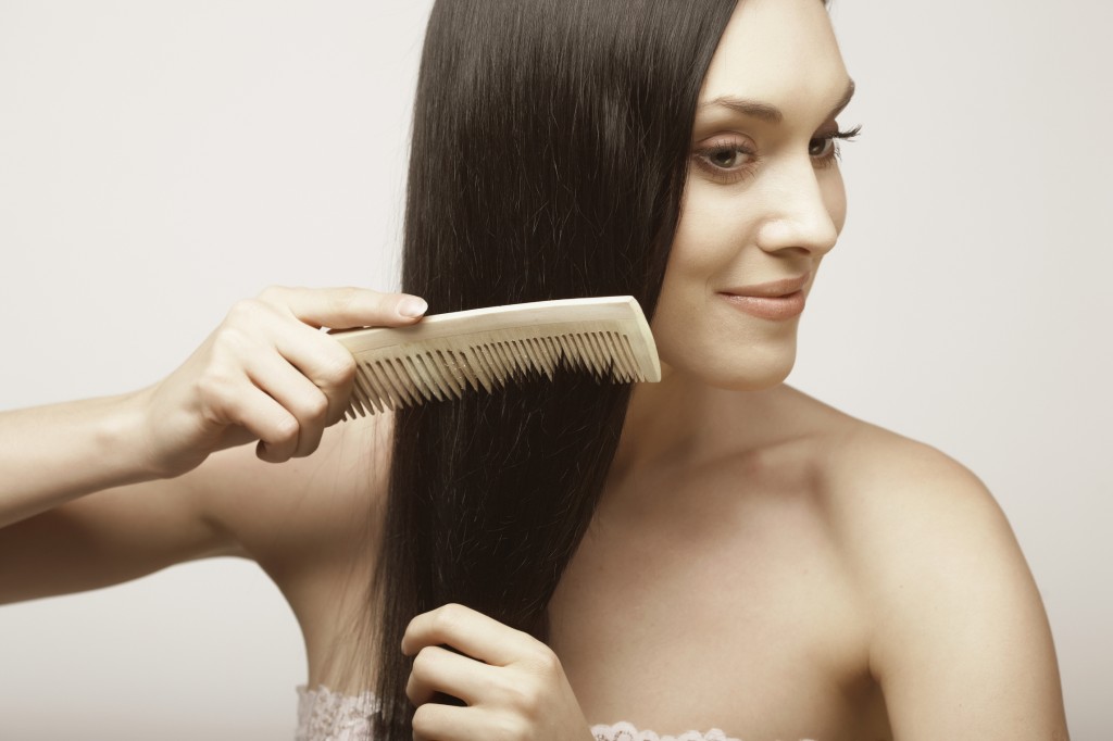 La finalul zilei, peria de păr poate fi aliatul tău de nădejde în lupta împotriva stresului și a durerilor de cap