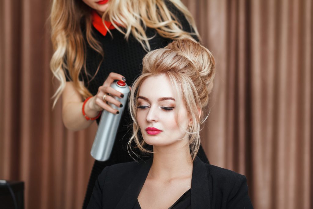 Femeie cu coafură elegantă de seară, ideală pentru primăvara