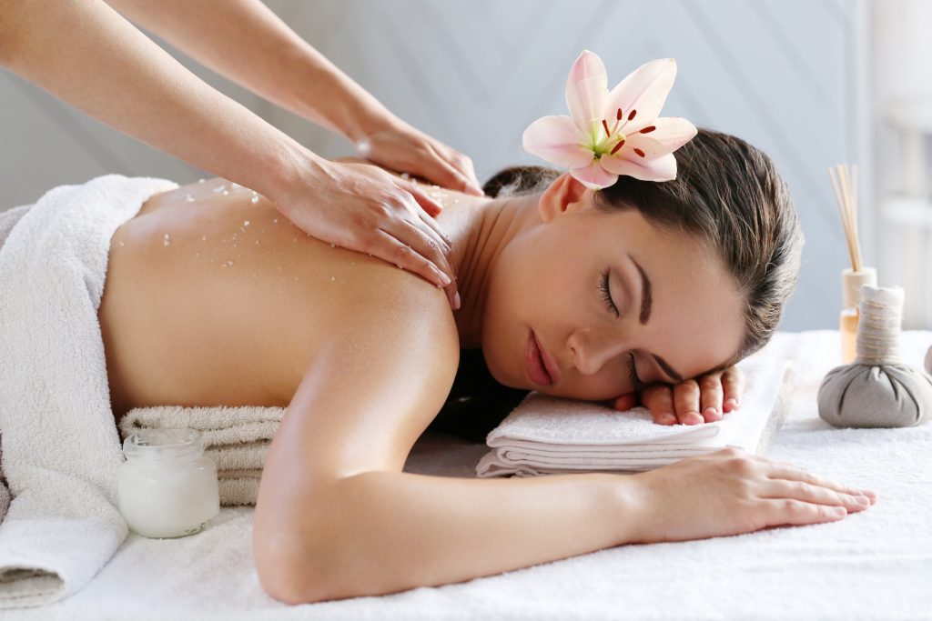 Persoană primind un masaj de relaxare, evidențiind beneficiile pentru reducerea stresului și relaxarea musculară